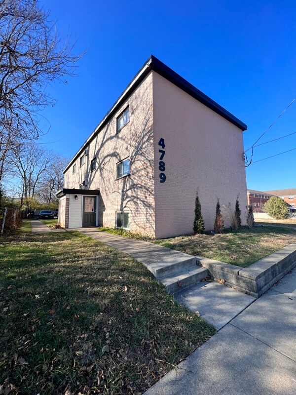 Building Photo - 4789 Ridge Ave