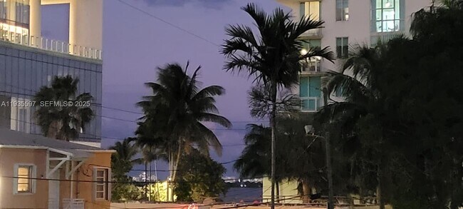 Building Photo - 471 NE 25th St