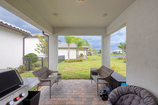 Building Photo - 833 SE Courances Dr