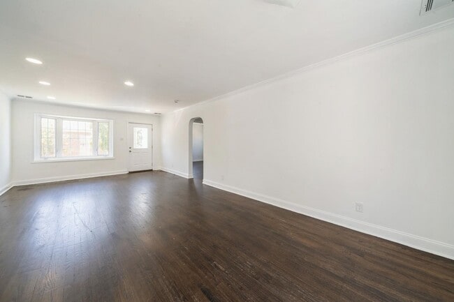 Building Photo - 940 SCHOPMAN Dr