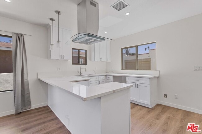 Building Photo - 1622 W 66th St