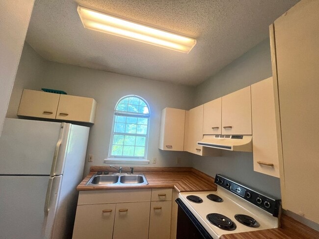 Building Photo - 1BR Central College Rd across from UNCW. C...