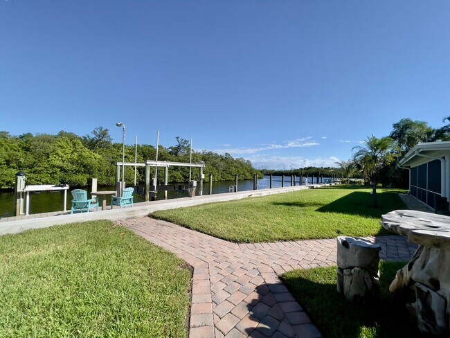 Building Photo - 8585 SE Palm St