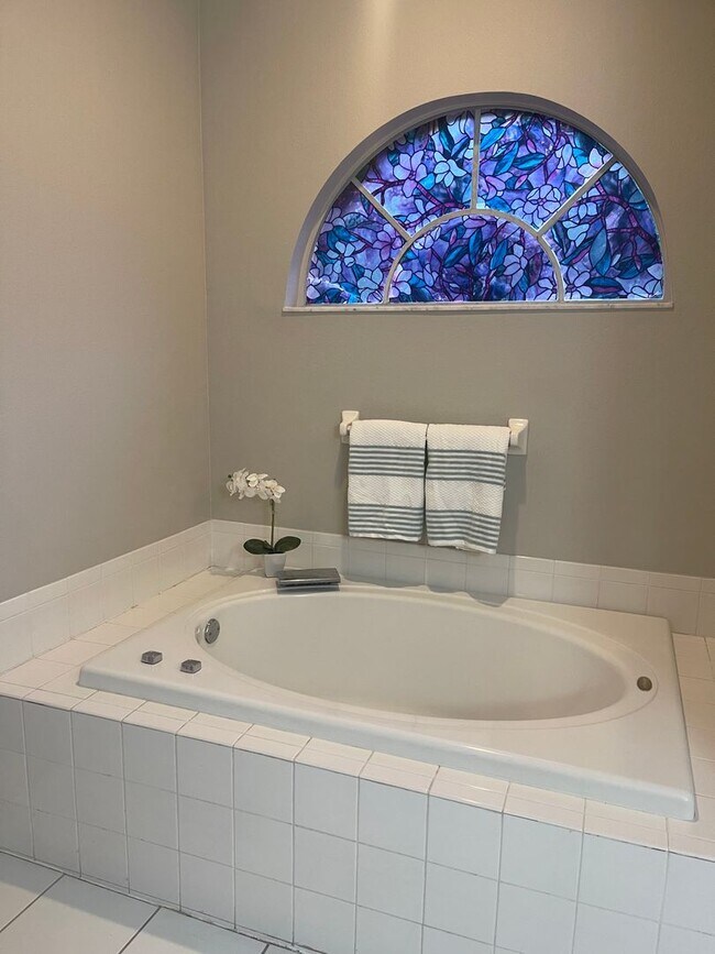 Building Photo - MOVE IN MARCH 1      4 Bedroom Valrico home with no carpet and a fenced yard