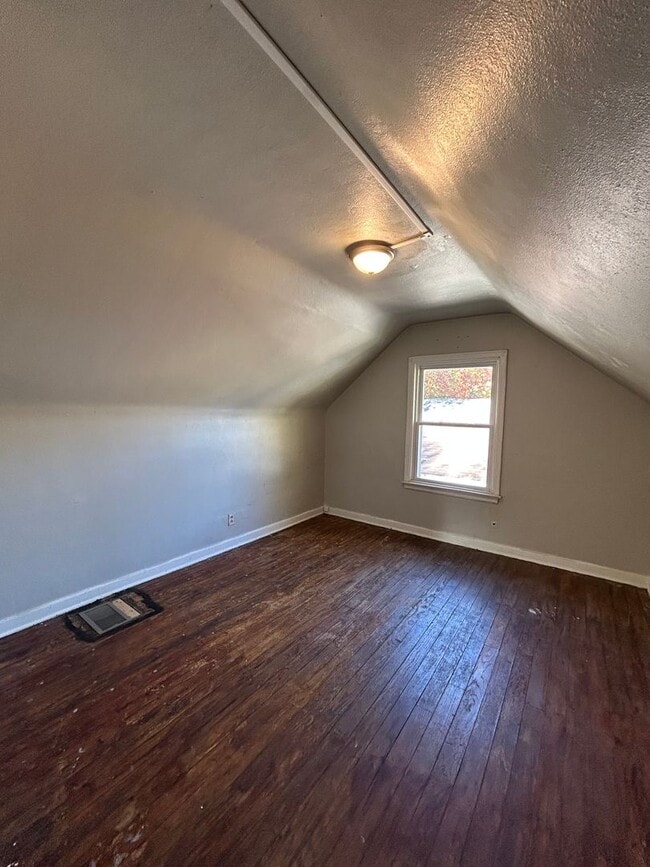 Building Photo - Charming 2-Bedroom, 1-Bathroom Home – $1,2...