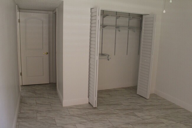 Building Photo - 2 Bedroom, 2 Bath in Deltona!