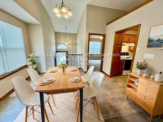 Building Photo - A Bright, Comfortable Split-Level Home in a Convenient Raymore Location