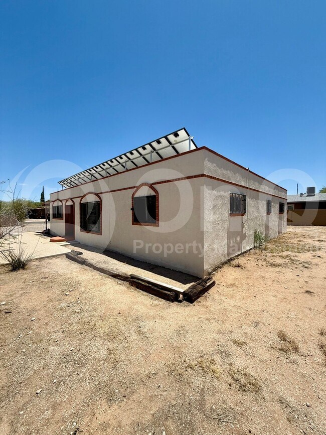 Building Photo - 1303 N Walnut Blvd