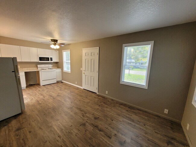 Building Photo - 711 E 10th St N