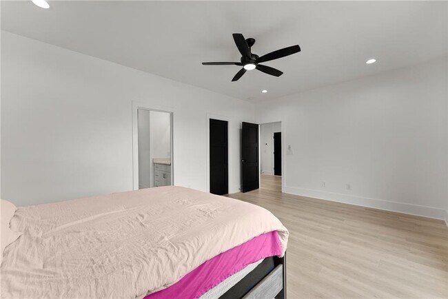 Building Photo - 151 S Pointe Dr