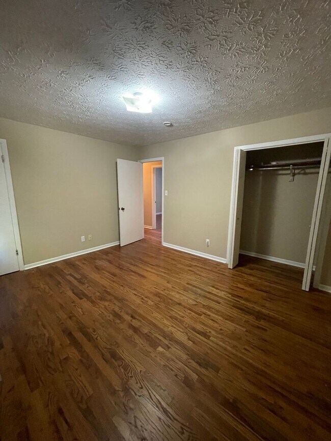 Building Photo - 3 bed, 2.5 bath, 2 car garage split foyer home in West Knoxville