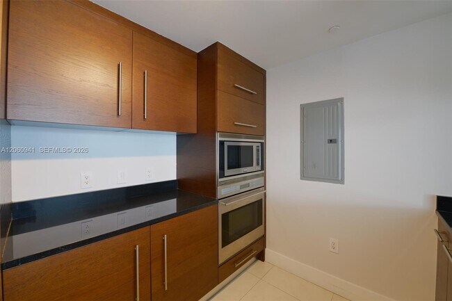 Building Photo - 495 Brickell Ave
