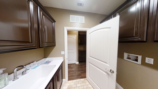Building Photo - Exquisite 3 bed 2 bath luxury home in JP R...