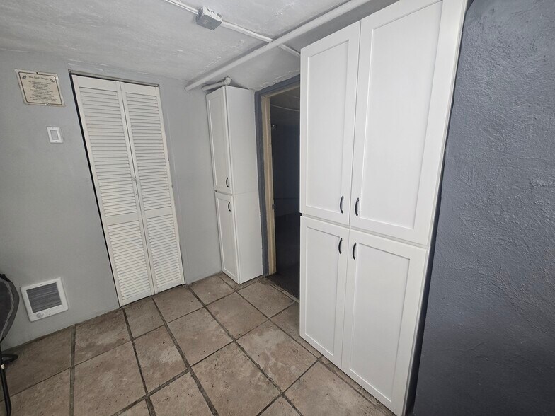 Building Photo - 5044 N Sydenham St