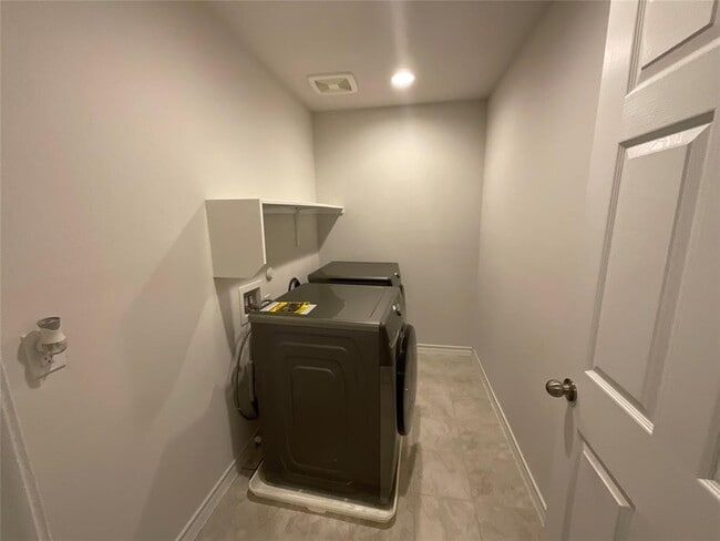 Building Photo - 7601 Albany Dr