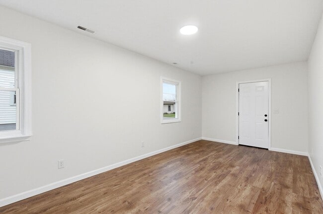 Building Photo - Fully Updated 2-Bed with Modern Finishes