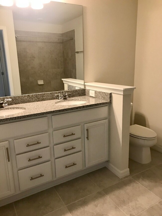 Building Photo - Energy Efficient 3/3 Townhome w/ 2 Car Gar...