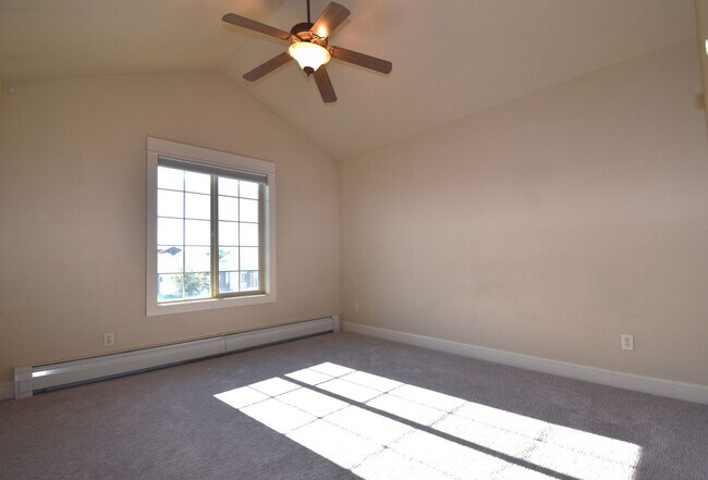 Building Photo - Fantastic end unit condo in Westgate subdi...