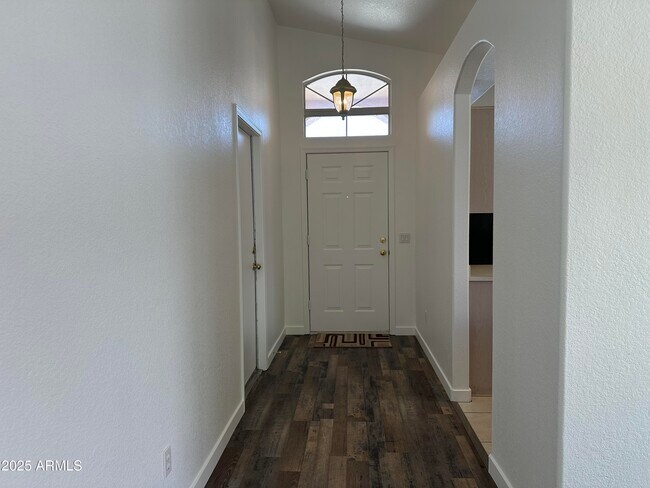 Building Photo - 2326 E Aire Libre Ave