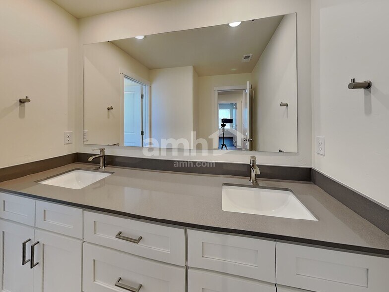 Building Photo - 9523 W Shumard St