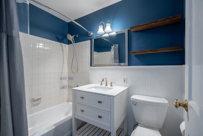 Building Photo - 16 Balmoral St