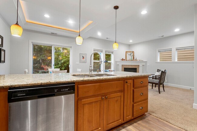 Building Photo - Beautiful 4-bdr/2.5 bath Hillsboro home w/ fireplace near nature area, Intel, Nike, and more