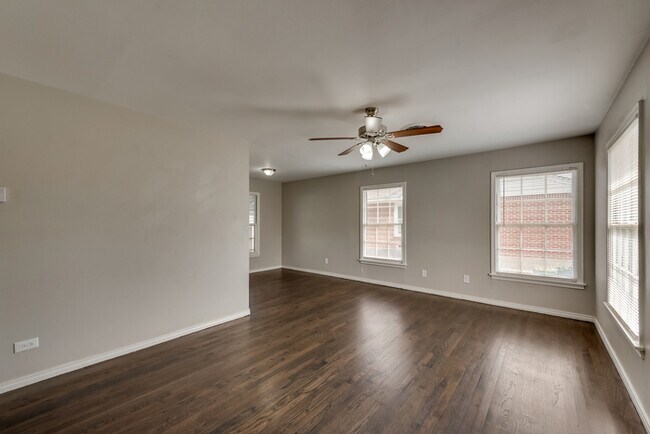 Building Photo - Cozy Home in Casa View