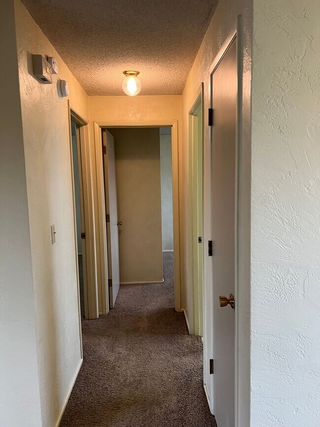 Building Photo - Solid 2 bedroom 1 bath duplex with garage!