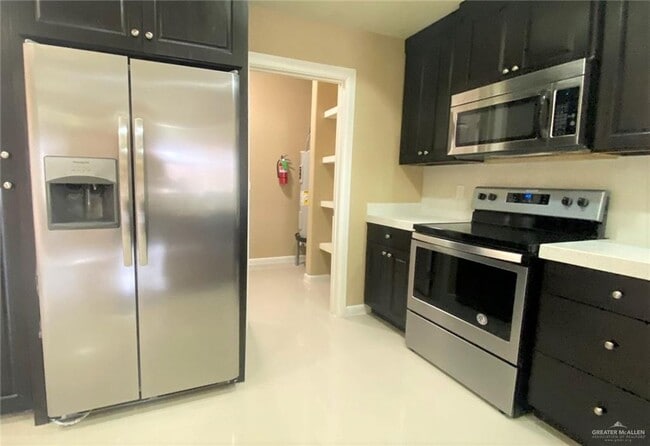 Building Photo - 27 E Pineridge Ave