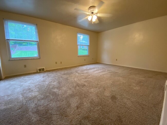 Building Photo - 2BR Townhome at Regency Place! Spacious Ro...