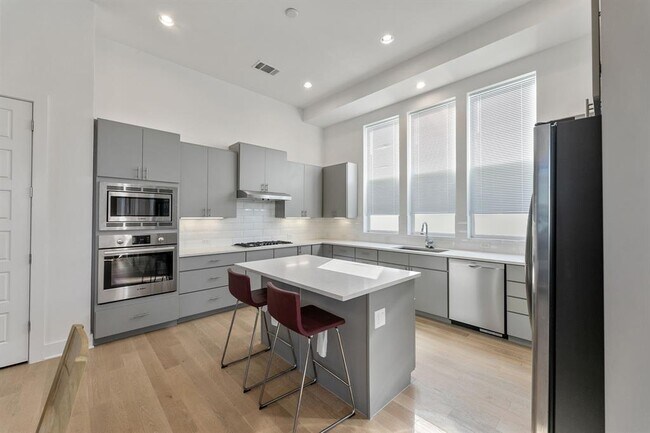 Building Photo - 6101 Florencia Ln