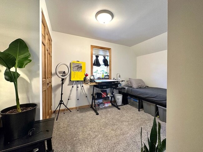 Building Photo - AVAILABLE JUNE - Remodeled 3 Bed 1.5 Bath Central Hillside Home