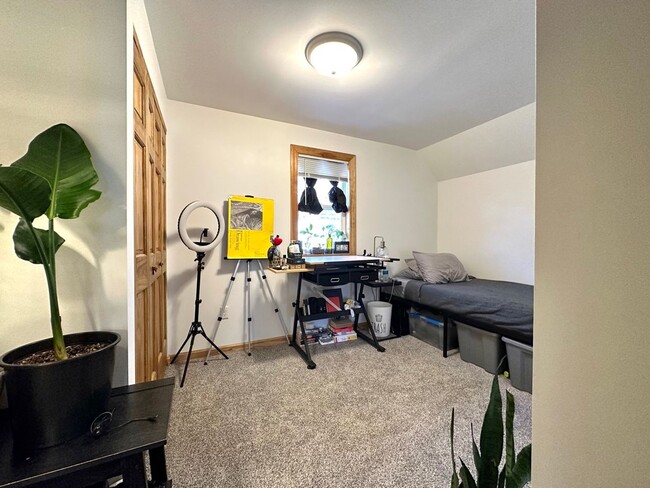 Building Photo - AVAILABLE JUNE/JULY - Remodeled 3 Bed 1.5 ...