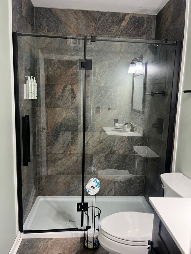 Building Photo - Furnished Updated Condo on HHI - Walk to the Beach!