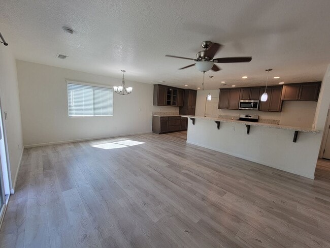 Building Photo - Beautiful 3 Bedroom 2 Bathroom Home in SW Visalia!