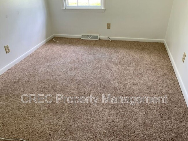 Building Photo - 205 Pinewood Dr