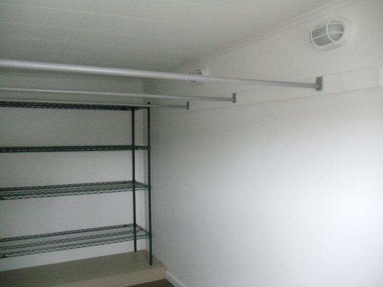shelving + 3 clothing rods - 376 Miller St