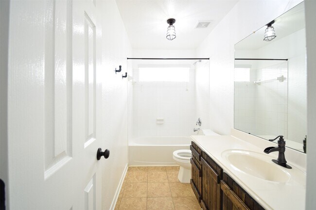 Building Photo - 34 S Rambling Ridge Pl