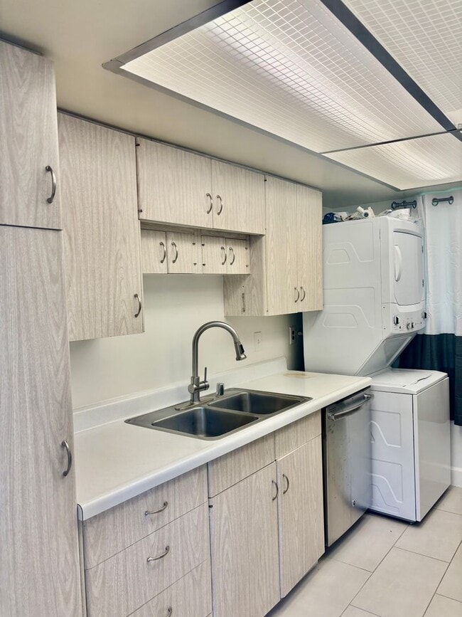 Building Photo - Bright & Airy 3-Bedroom Condo in Prime Mor...