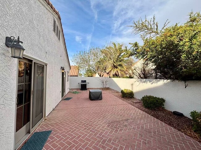 Building Photo - Beautiful single-story 3 bed, 2 bath home in gated Green Valley Ranch