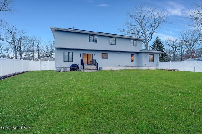 Building Photo - 450 Wells Ave