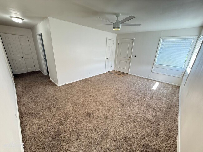 Building Photo - 1420-1420 Queen Ave