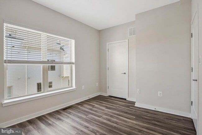 Building Photo - 1003 Sycamore Dr SE