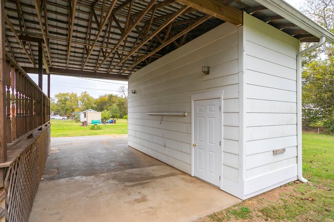 Building Photo - 208 Hillcrest Dr