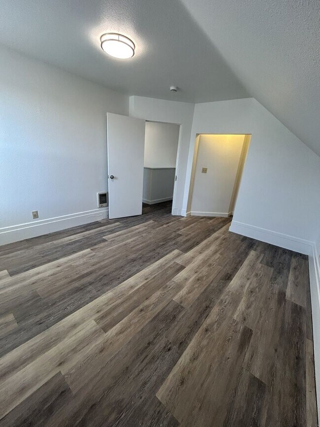 Building Photo - Thompson2