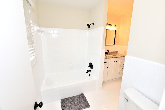 Building Photo - 3645 Shenandoah Dr