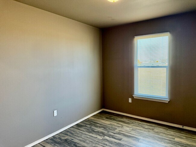 Building Photo - Newer Build 3/2/1 on Quiet Street!