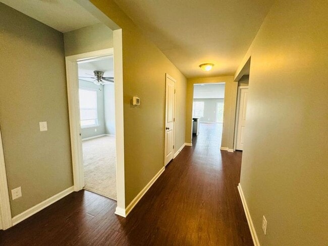 Building Photo - 4 bed, 2 bath-- Available Aug 2026!