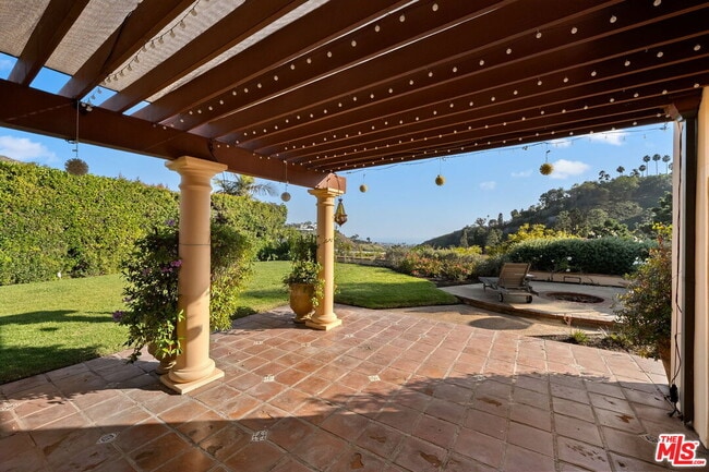 Building Photo - 1344 Bienveneda Ave