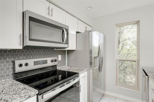 Building Photo - 801 Grassy Knoll